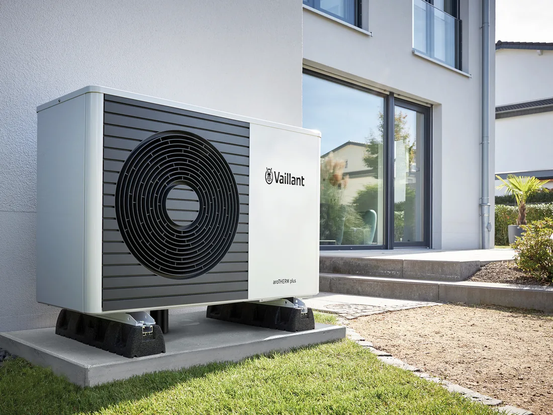 Luft-Wasser-Wärmepumpe Vaillant aroTHERM plus im Garten eines Einfamilienhauses